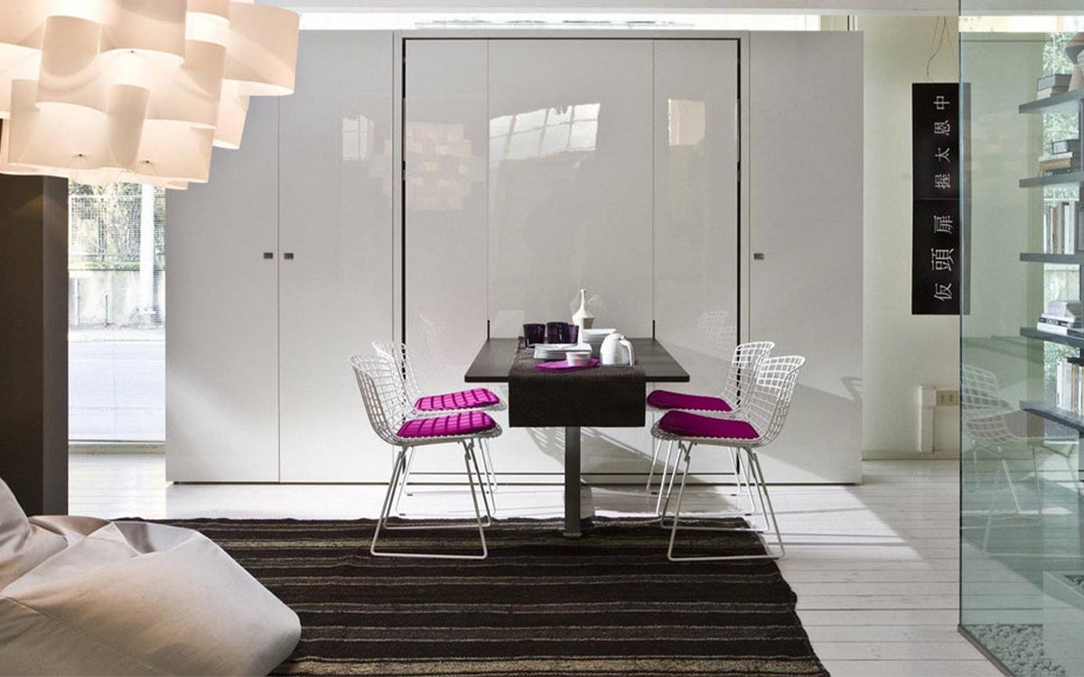 Cama abatible con mesa frontal integrada y apertura vertical para comedores versátiles.