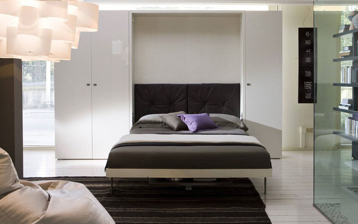 Cama abatible con mesa frontal integrada y apertura vertical para comedores versátiles.