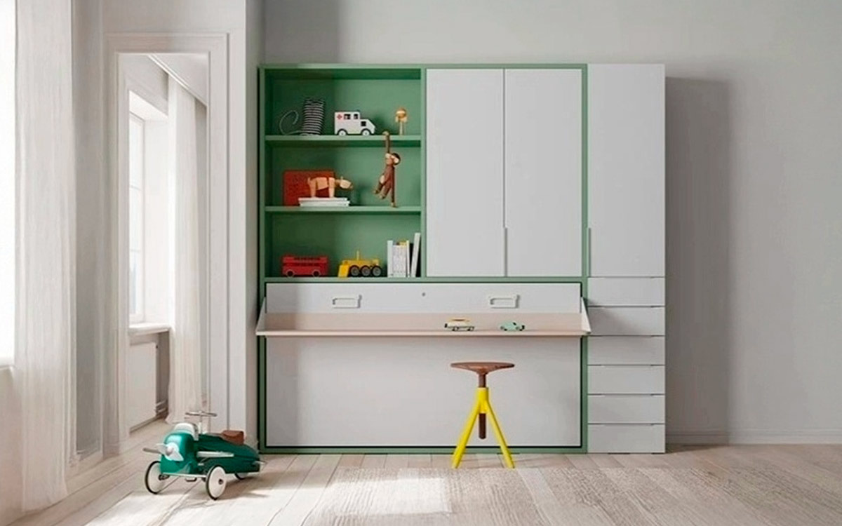 Cama abatible con mesa integrada y armario superior de gran capacidad.