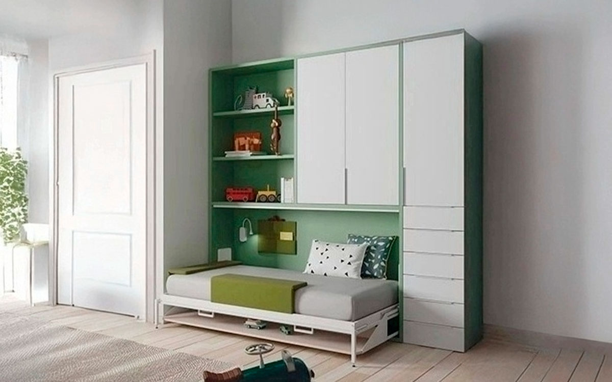 Cama abatible con mesa integrada y armario superior de gran capacidad.