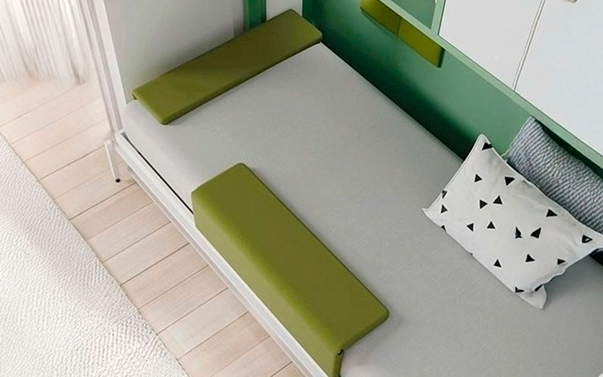 Cama abatible con mesa integrada y armario superior de gran capacidad.
