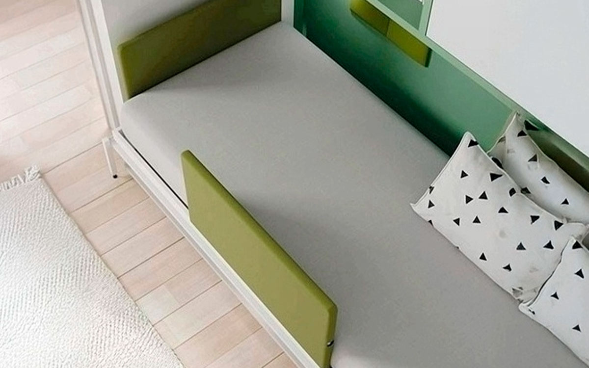 Cama abatible con mesa integrada y armario superior de gran capacidad.