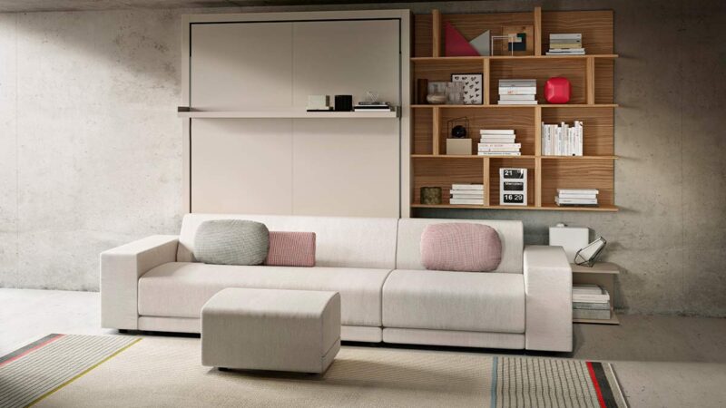 Cama abatible de matrimonio con gran sofá de estilo nórdico desenfundable.