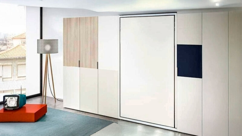 Cama abatible vertical con estanterías y espacio de almacenaje para almohadas.