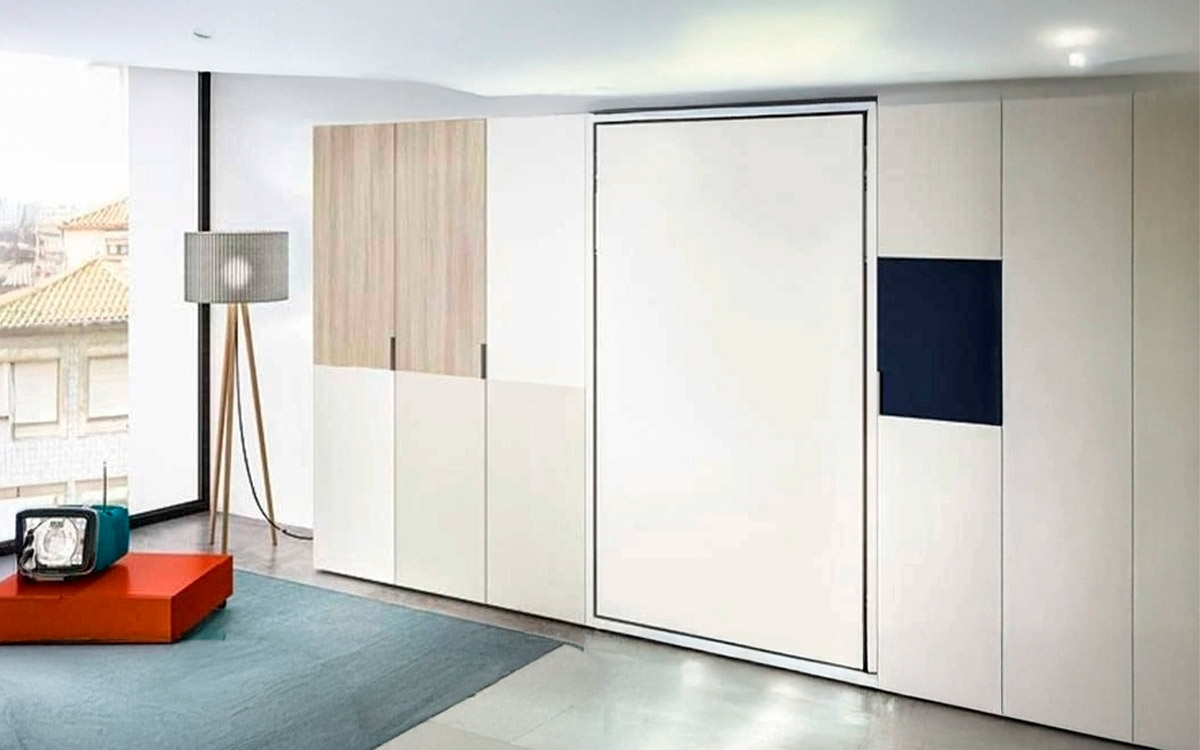 Cama abatible vertical con estanterías y espacio de almacenaje para almohadas.