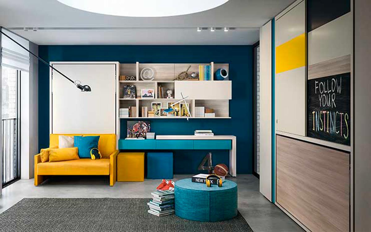 Cama individual abatible con armario superior de puertas correderas y estantes integrados.