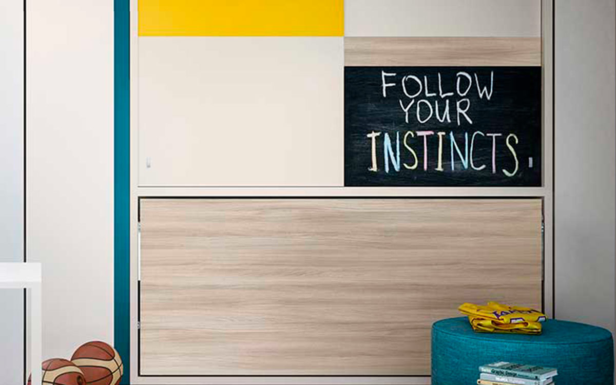 Cama individual abatible con armario superior de puertas correderas y estantes integrados.