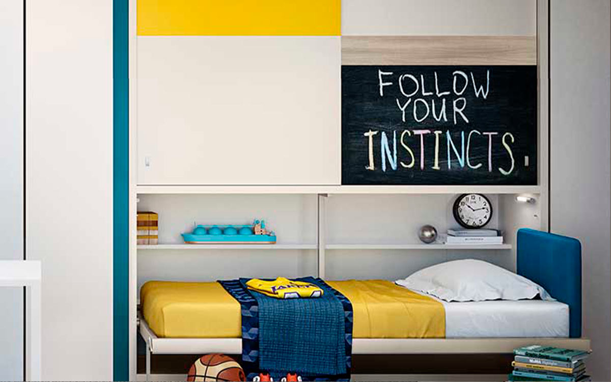 Cama individual abatible con armario superior de puertas correderas y estantes integrados.
