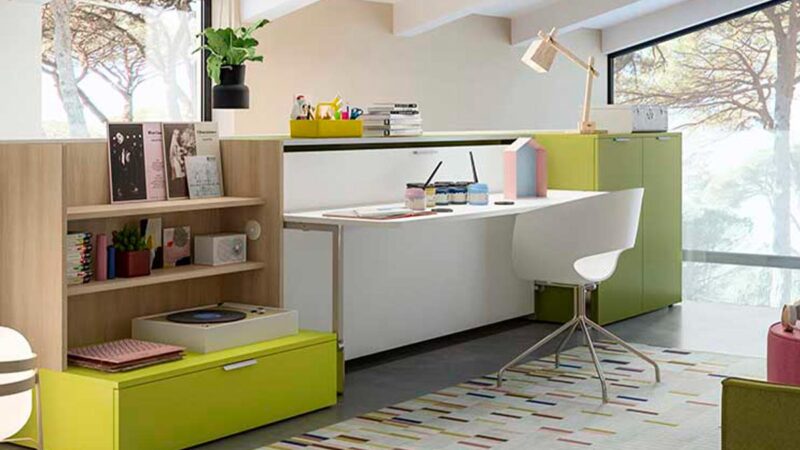 Cama abatible individual con escritorio frontal, diseño funcional y modular.