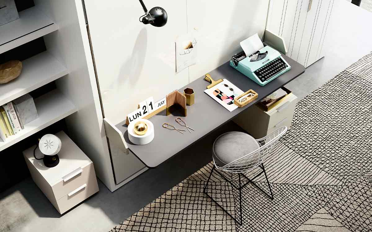 Mueble cama abatible de matrimonio con escritorio pivotante integrado y apertura segura.