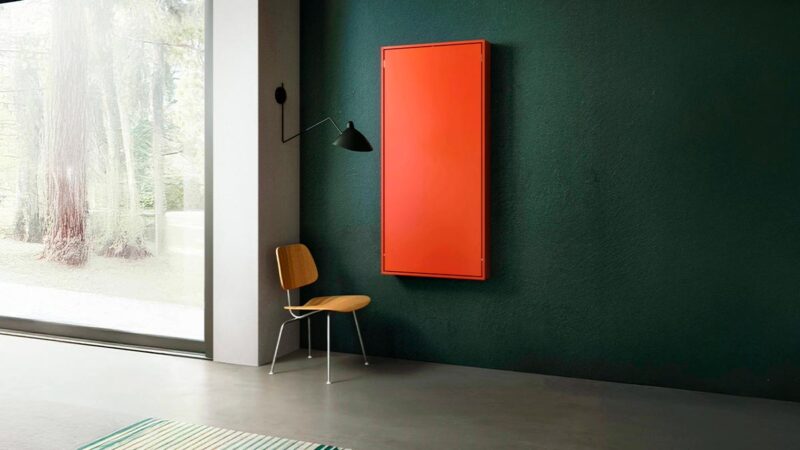 Mesa abatible de diseño moderno, práctica y multifuncional con estantería integrada.