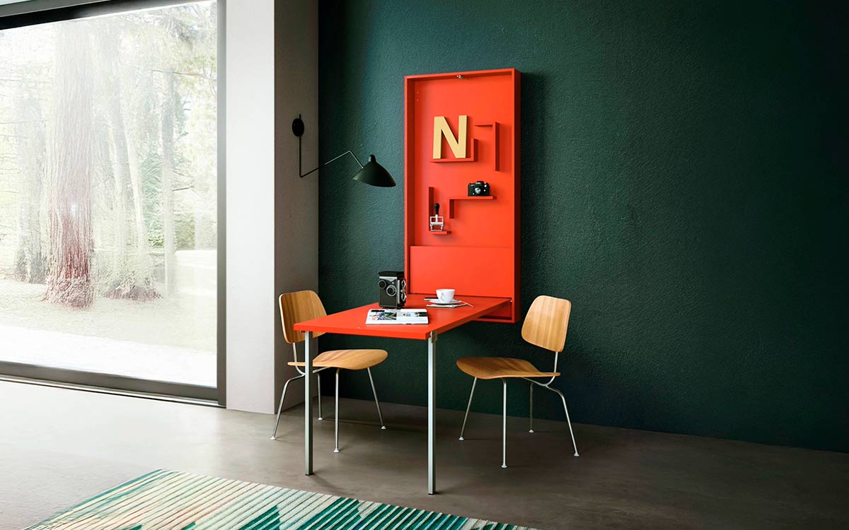 Mesa abatible de diseño moderno, práctica y multifuncional con estantería integrada.