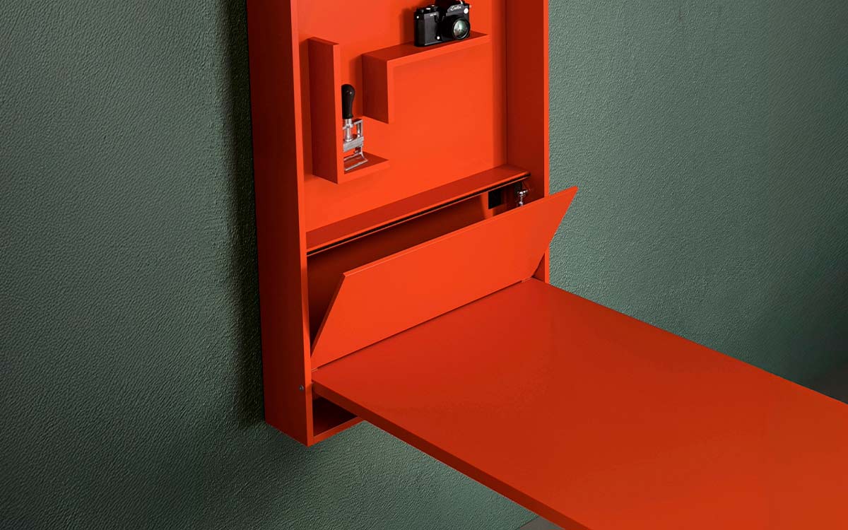 Mesa abatible de diseño moderno, práctica y multifuncional con estantería integrada.