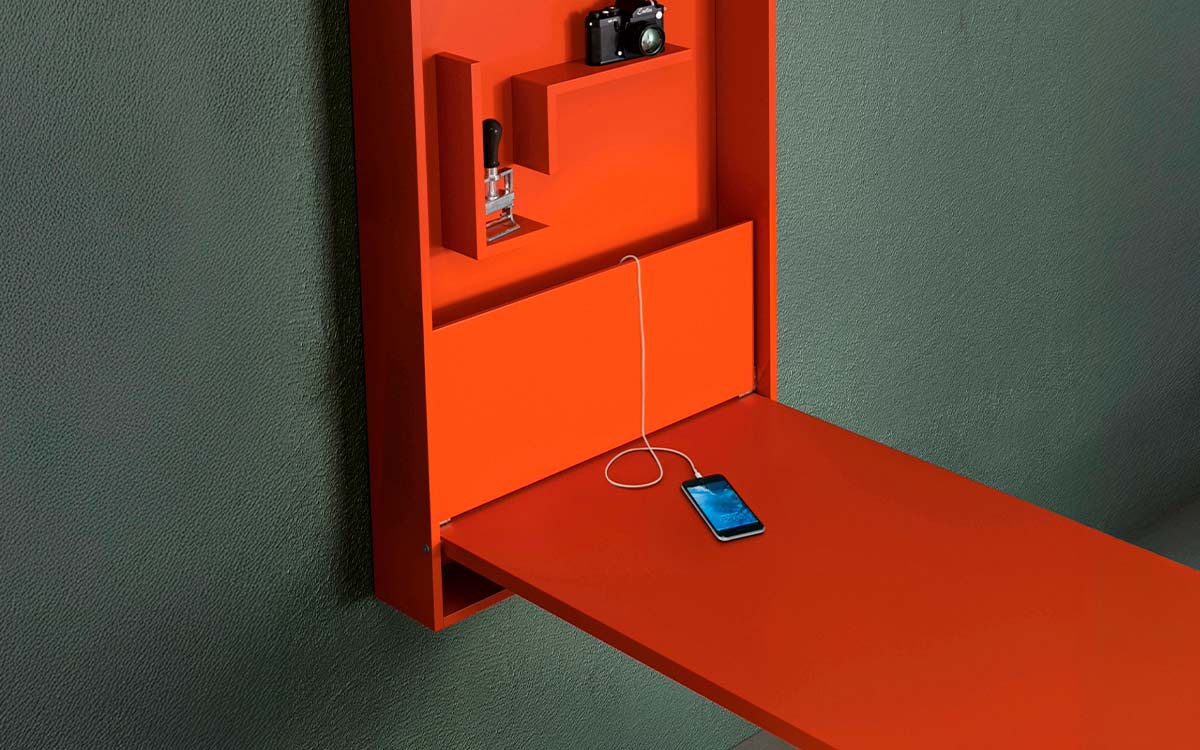 Mesa abatible de diseño moderno, práctica y multifuncional con estantería integrada.