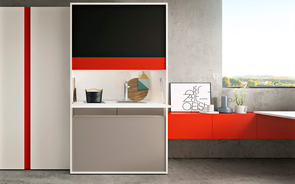 Módulo de cocina y comedor escamoteable con mesa y electrodomésticos integrados.