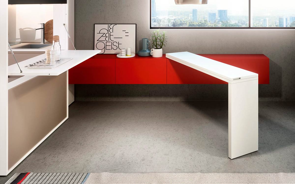 Módulo de cocina y comedor escamoteable con mesa y electrodomésticos integrados.