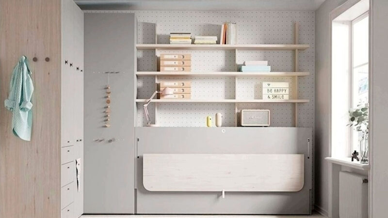 Cama abatible con mesa integrada personalizable, diseño funcional ideal para espacios reducidos.