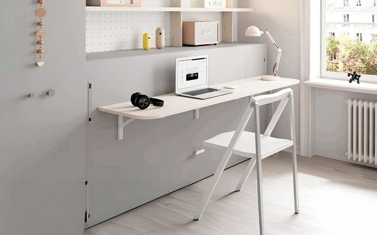 Cama abatible con mesa integrada personalizable, diseño funcional ideal para espacios reducidos.