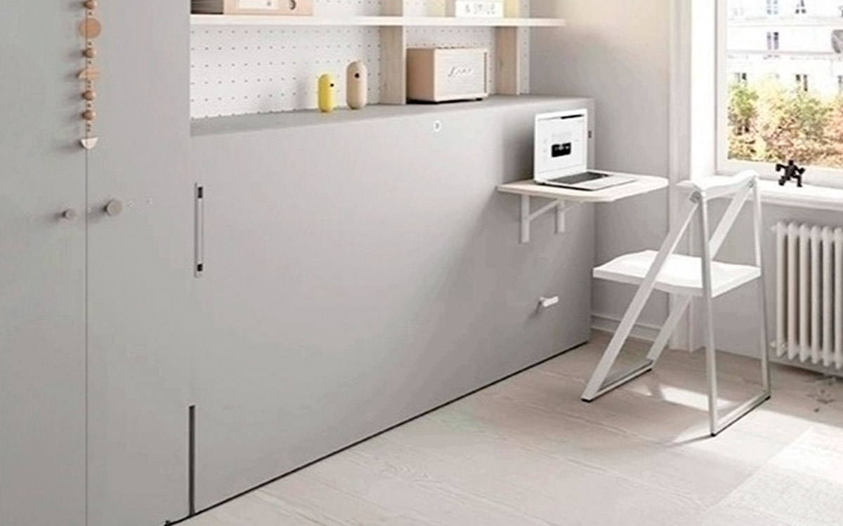 Cama abatible con mesa integrada personalizable, diseño funcional ideal para espacios reducidos.