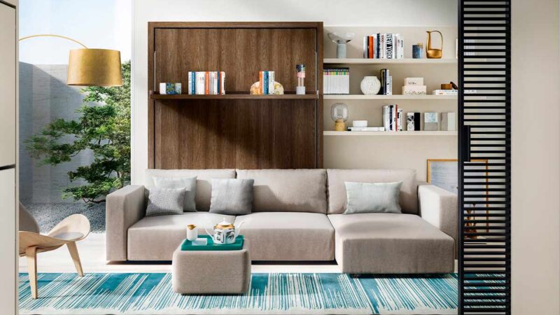 Mueble cama abatible de matrimonio con sofá integrado y asientos extensibles.