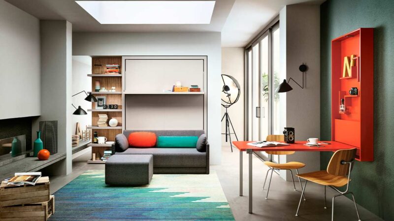 Cama abatible con sofá de brazo estrecho, autoportante y apertura fácil.