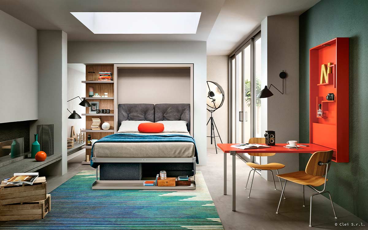 Cama abatible con sofá de brazo estrecho, autoportante y apertura fácil.