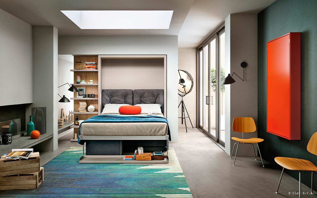 Cama abatible con sofá de brazo estrecho, autoportante y apertura fácil.