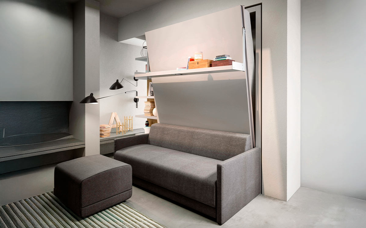 Cama abatible con sofá de brazo estrecho, autoportante y apertura fácil.