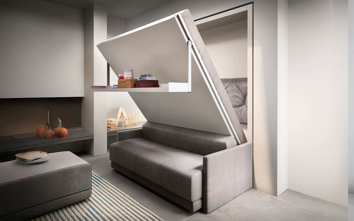 Cama abatible con sofá de brazo estrecho, autoportante y apertura fácil.