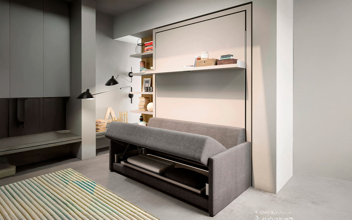 Cama abatible con sofá de brazo estrecho, autoportante y apertura fácil.