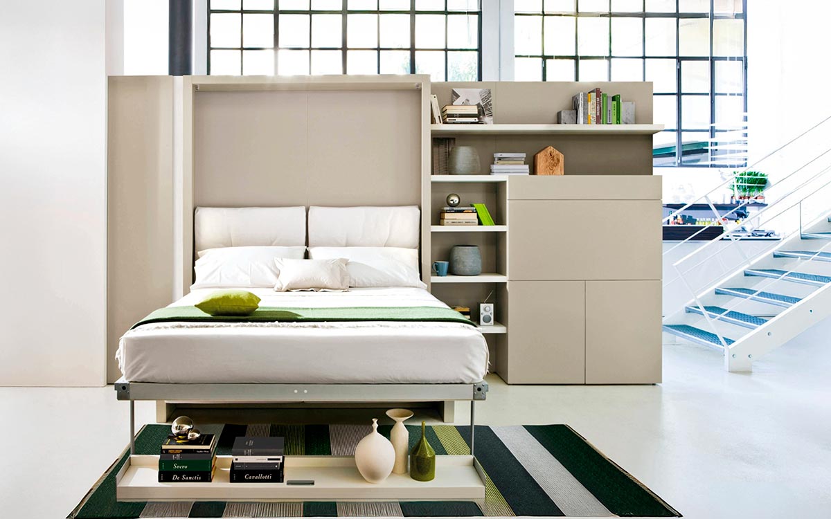 Mueble cama abatible con sofá arcón delantero y cómoda estantería integrada.