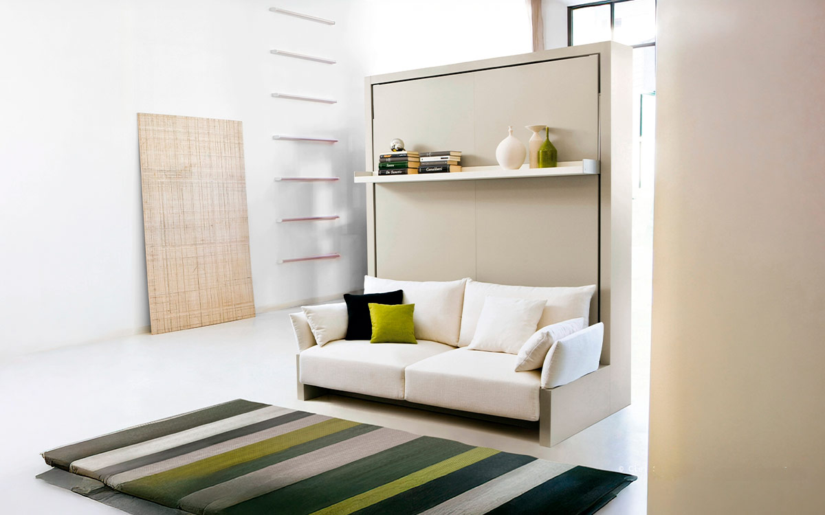 Mueble cama abatible con sofá arcón delantero y cómoda estantería integrada.