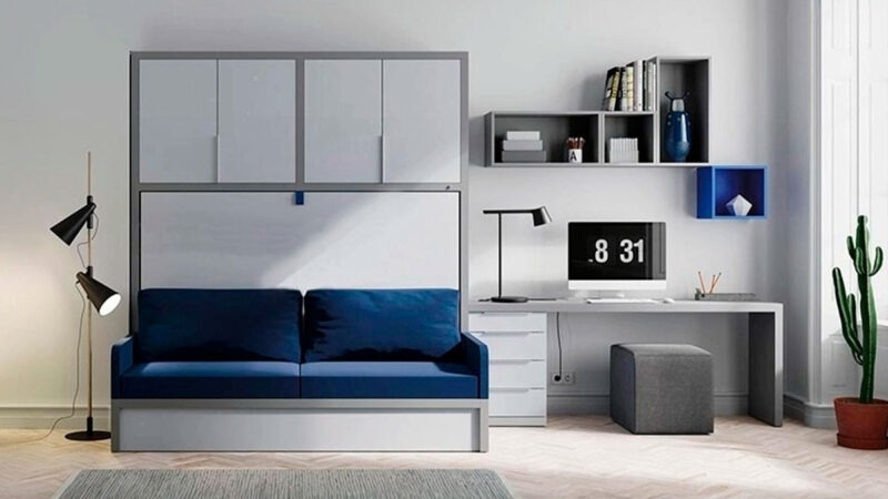 Cama doble abatible horizontal con sofá integrado, ideal para aprovechar espacios reducidos.