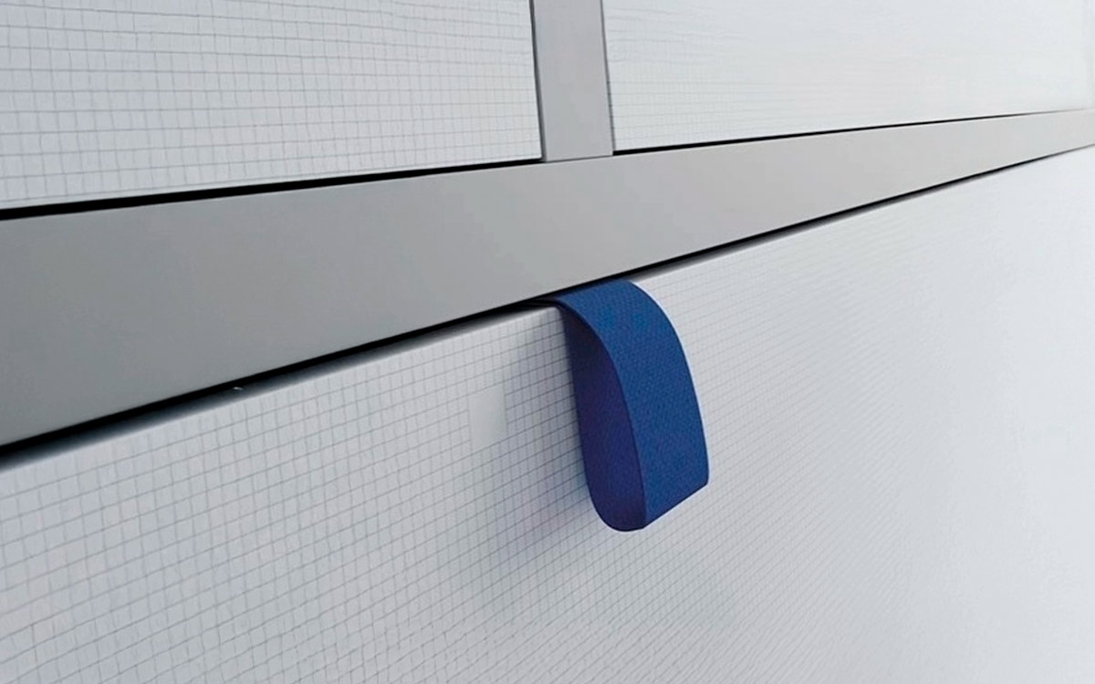 Cama doble abatible horizontal con sofá integrado, ideal para aprovechar espacios reducidos.