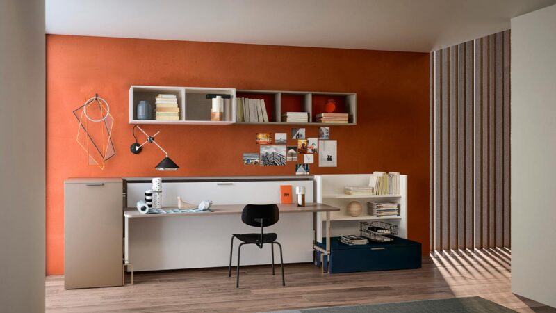 Cama abatible horizontal con mesa pivotante integrada, versátil y práctica.