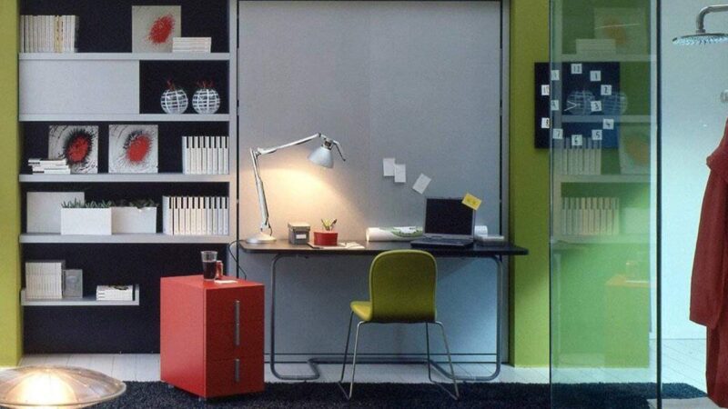 Cama de matrimonio abatible con escritorio frontal plegable y diseño funcional.