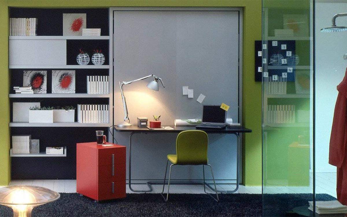 Cama de matrimonio abatible con escritorio frontal plegable y diseño funcional.