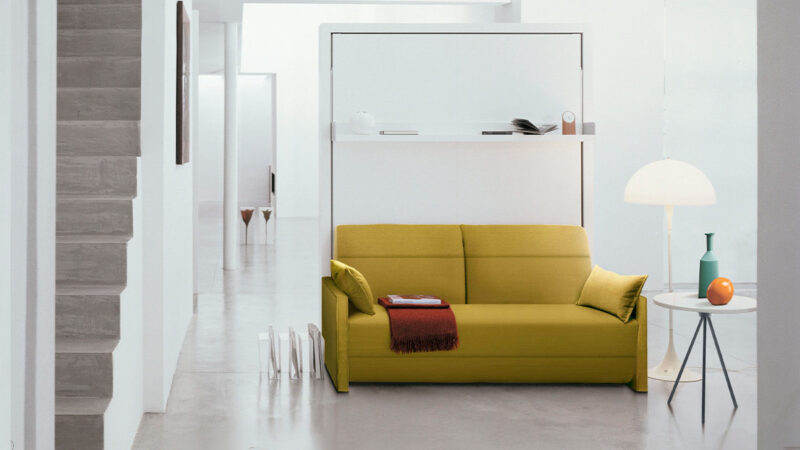 Mueble cama abatible vertical con sofá relax y reposapiés integrado.