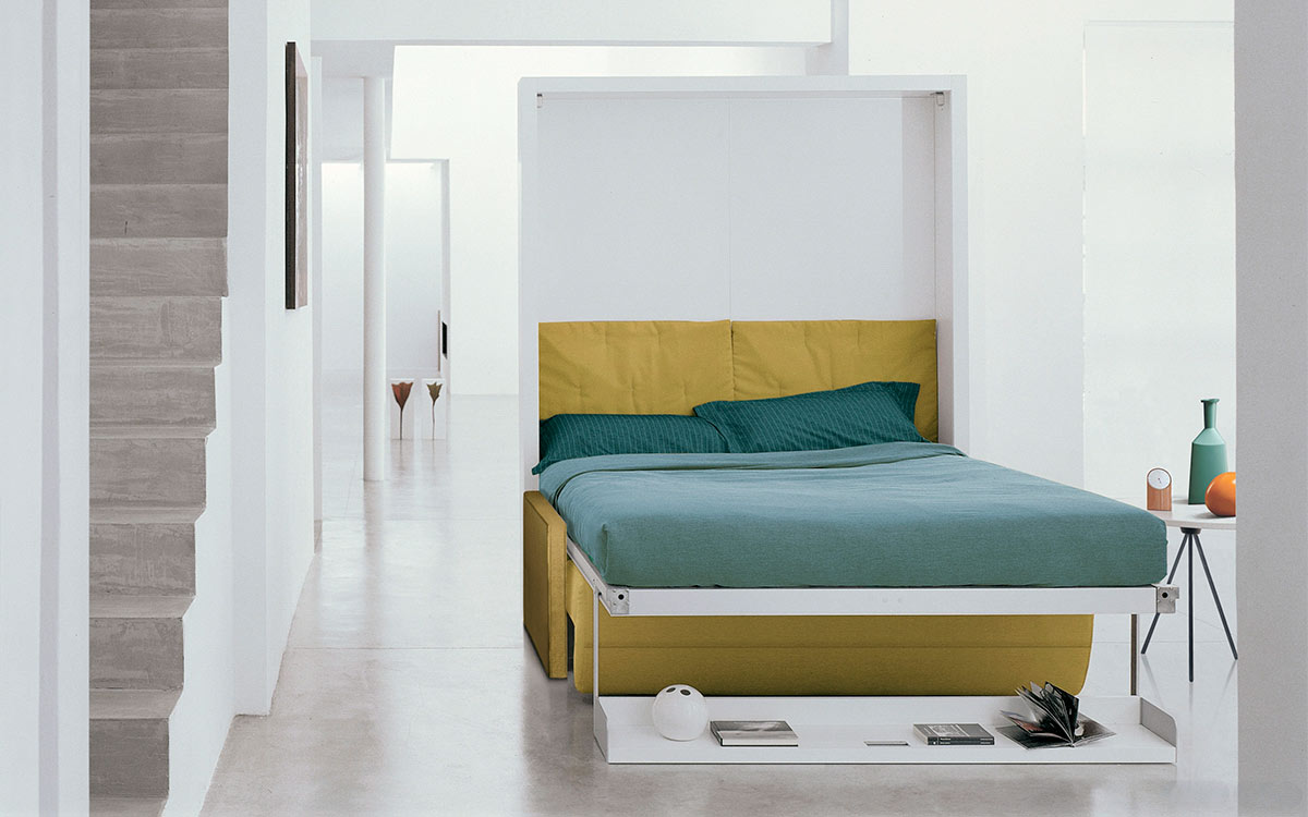 Mueble cama abatible vertical con sofá relax y reposapiés integrado.