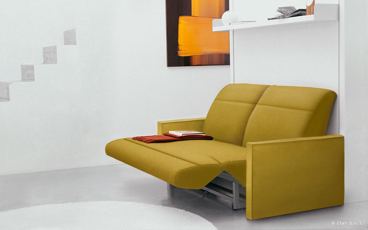 Mueble cama abatible vertical con sofá relax y reposapiés integrado.