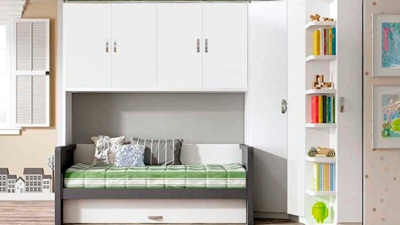 Sofá cama abatible con mesa incorporada y apertura práctica sin retirar objetos.