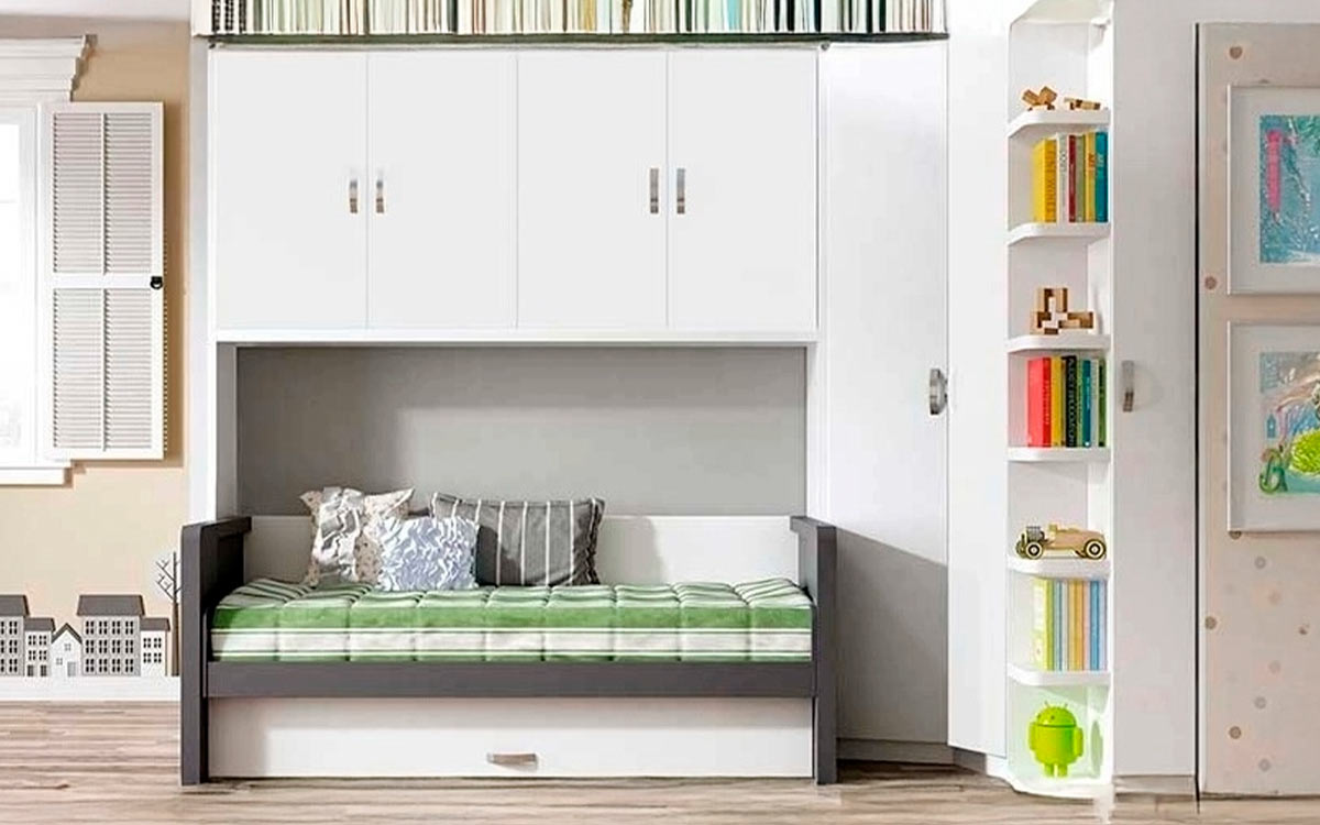 Sofá cama abatible con mesa incorporada y apertura práctica sin retirar objetos.