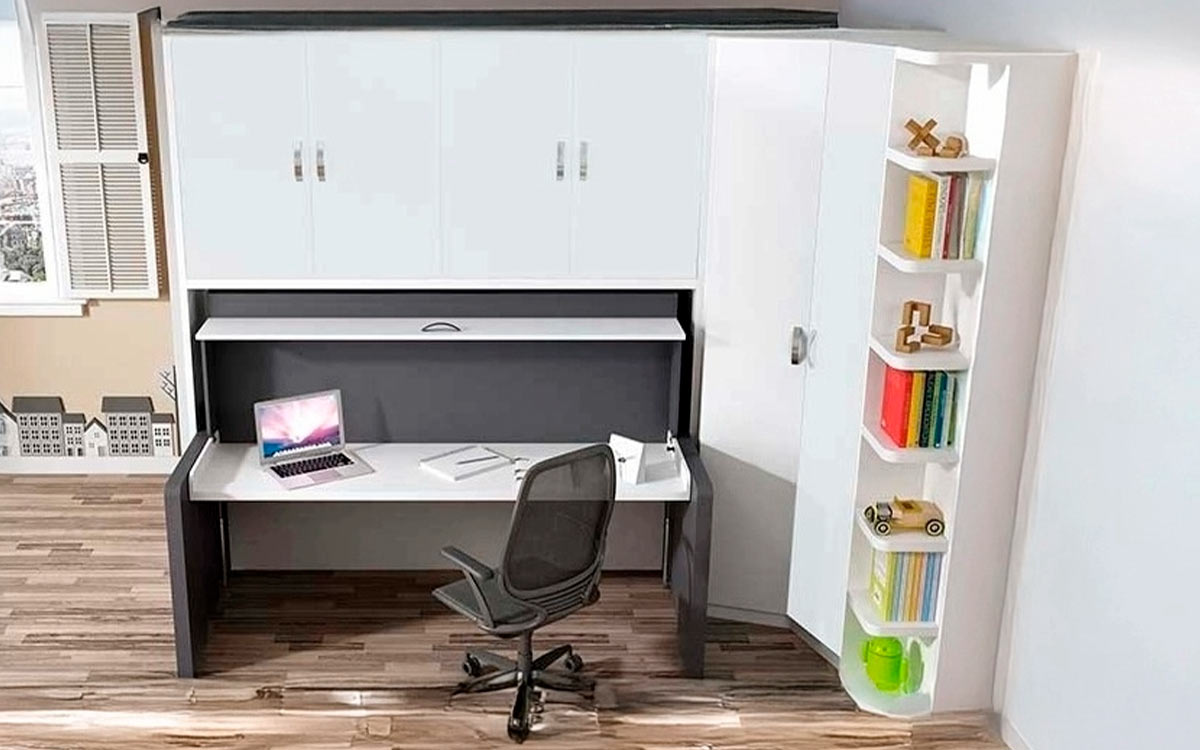 Sofá cama abatible con mesa incorporada y apertura práctica sin retirar objetos.