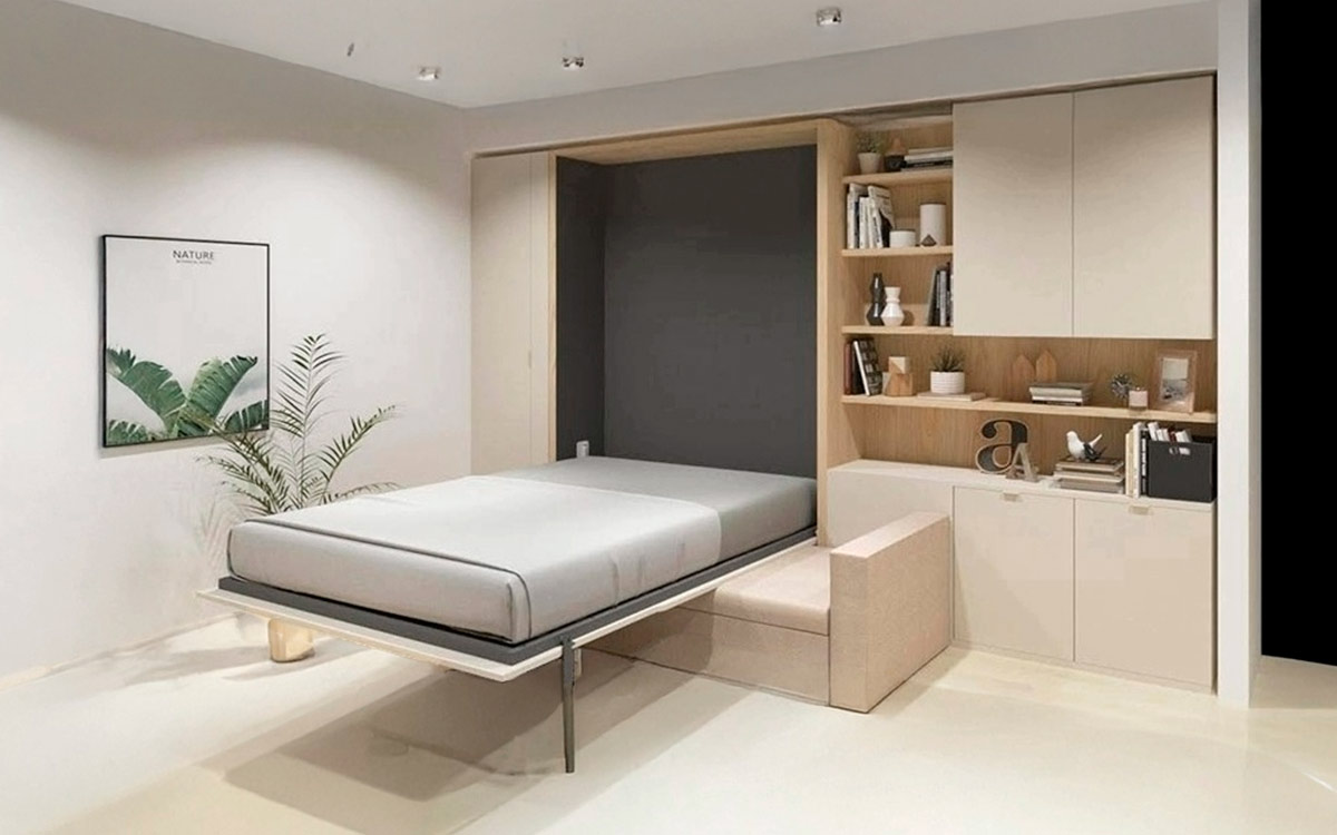 Cama abatible vertical de matrimonio con sofá y cómodo arcón integrado.