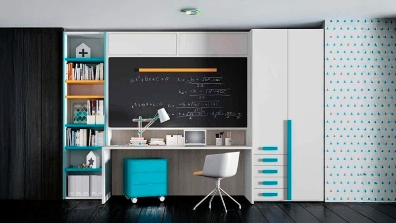 Cama abatible horizontal elevada con escritorio inferior integrado.