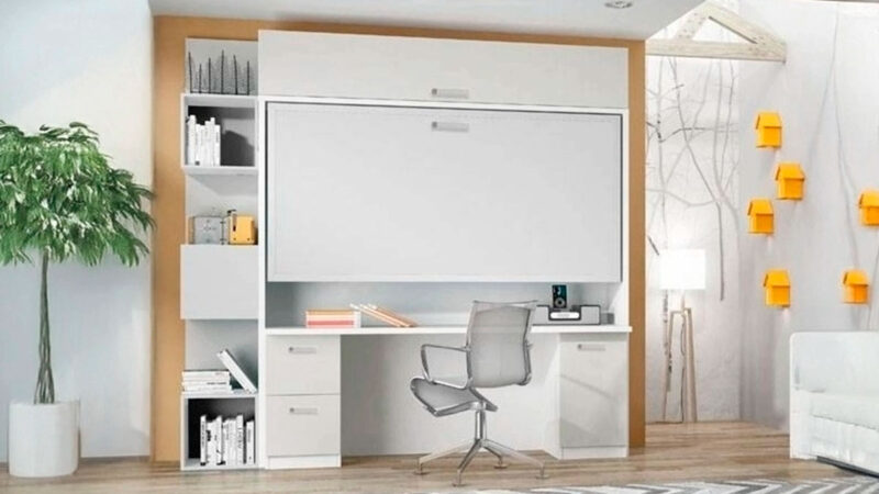 Cama abatible horizontal elevada con gran mesa de estudio inferior.