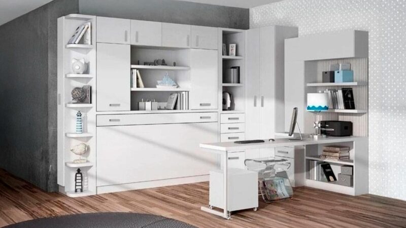 Cama abatible horizontal individual con prácticos estantes y armarios superiores.