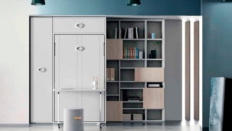 Cama abatible individual con escritorio y estantes interiores.