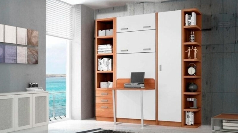 Cama abatible vertical con practica mesa incorporada.