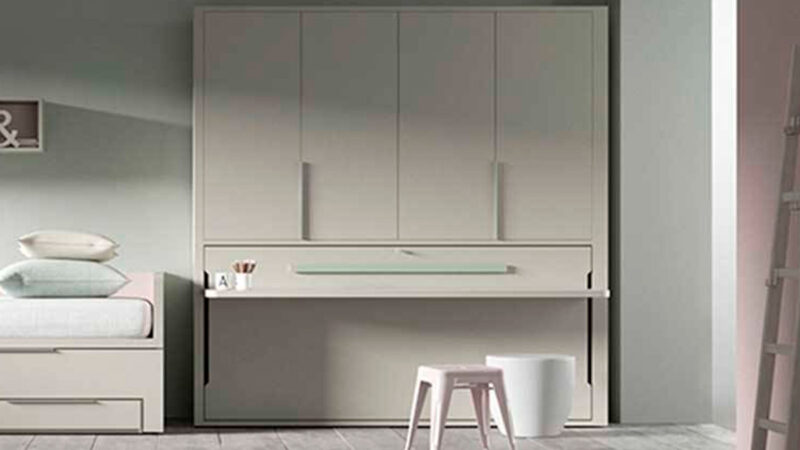 Cama abatible horizontal individual con altillo y mesa de estudio integrada.